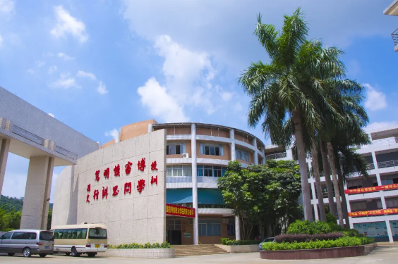 广州新华学院(广州校区)坐落于广州市天河区,正门(即南门)对面就是